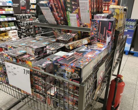 Feuerwerksverkauf, Sicherheitswarnungen, Böller und Diskussion über Verbote in städtischer Umgebung.