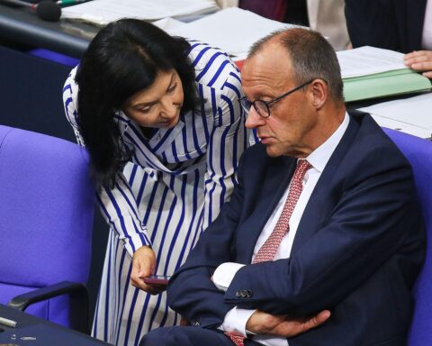 Politiker diskutieren Klimaschutz und Wirtschaft in Berlin; Herausforderungen und Chancen stehen im Fokus.