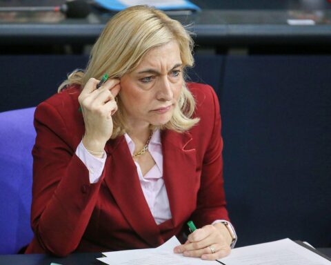 Nina Warken diskutiert Gesundheitsreformen; Protest von Politikern wegen steigender Zusatzbeiträge.