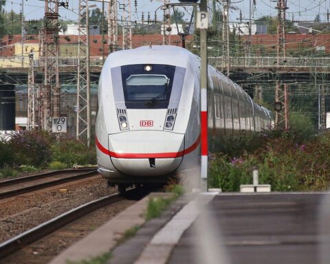 Ein moderner ICE-Zug, der erwartet wird, mehr digitalen Service und Gastronomie zu bieten.