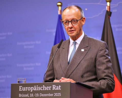 Friedrich Merz bei EU-Gipfel, kritische Diskussion über Ukraine-Hilfen und eingefrorene russische Vermögenswerte.