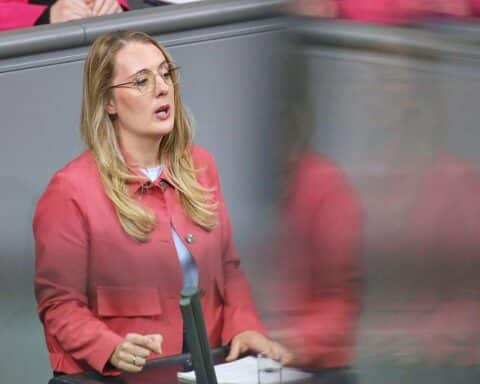 Katharina Dröge kritisiert Klimapolitik der Bundesregierung, betont Wichtigkeit von Erneuerbaren Energien.