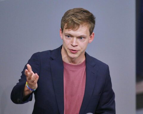 Timon Dzienus diskutiert nachträgliche Feiertage für Beschäftigte im Bundestag in Berlin.