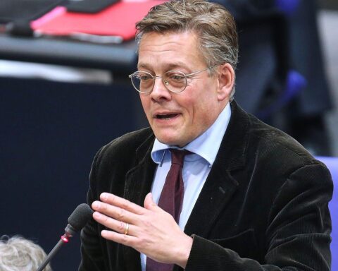 Konstantin von Notz spricht für den Schutz der Demokratie gegen autoritäre Tendenzen.