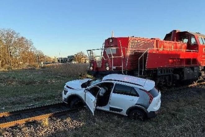 Güterzug kollidiert mit PKW in Bützfleth
