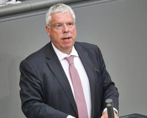 Jürgen Hardt diskutiert Frieden in der Ukraine, skeptisch über Putins Verhandlungsbereitschaft.