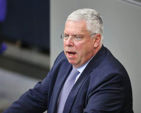 Jürgen Hardt verteidigt Trumps Vorgehen gegen Venezuela, Hintergrund: politische Spannungen und Drogenhandel.