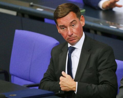 Russische Spionagesatelliten überfliegen täglich Deutschland – Sicherheitsrisiko und Geheimhaltung der Bundesregierung.