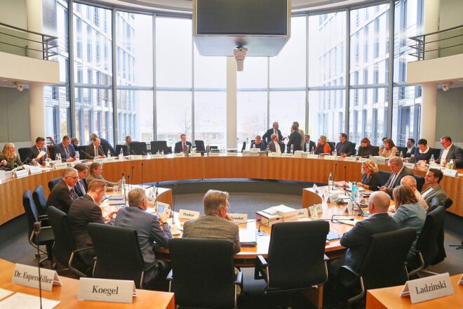 Haushälter sehen Probleme bei Kontrolle von Bundeswehr-Beschaffungen