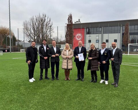 Diana Stolz überreicht Förderbescheid über eine Million Euro für Nachwuchsleistungszentrum von Eintracht Frankfurt.