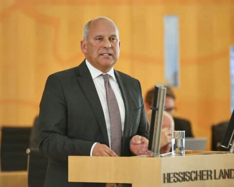 Roman Poseck spricht über Gewalt gegen Einsatzkräfte und angekündigte Strafverschärfungen.