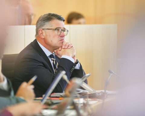 Boris Rhein ehrt Uwe Kockisch: Verlust für die deutsche Kulturszene, beeindruckender Schauspieler und Charakterdarsteller.