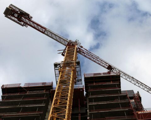 Baustelle mit Bauarbeiten, Symbol für Wohnungsbau und neue Finanzierungsinstrumente zur Entlastung.