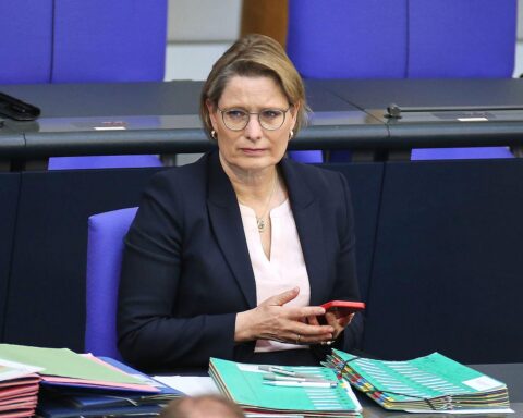 Stefanie Hubig bei einer Pressekonferenz, diskutiert gegen Klarnamenpflicht im Internet.