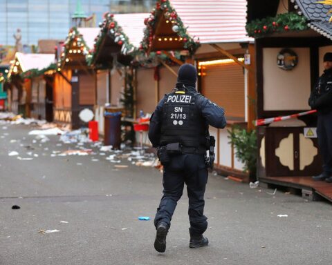 Tatort mit beschädigten Marktständen und abgesperrtem Bereich nach terroristischem Anschlag in Magdeburg.