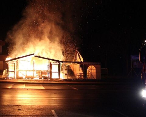 Brennender Imbiss auf Parkplatz, Feuerwehr im Einsatz, Polizei ermittelt zur Brandursache.