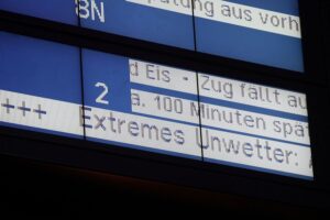 Anzeigetafel mit Warnhinweisen, die die aktuelle Pünktlichkeit der Bahn anzeigt.