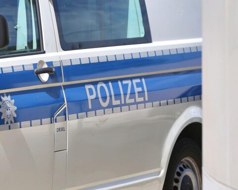Bundespolizei-Fahrzeug mit Beamten, symbolisch für die Festnahme eines international gesuchten Straftäters.