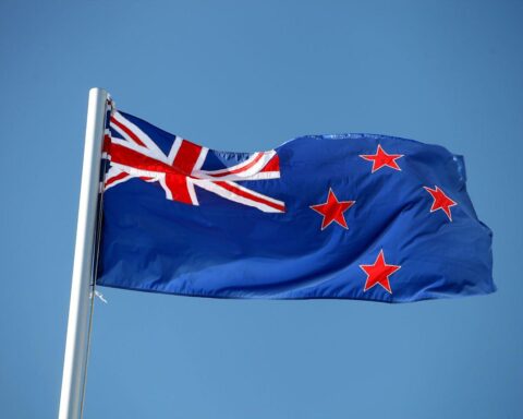 Flagge von Neuseeland vor festlichen Feierlichkeiten zum Jahreswechsel in Auckland.