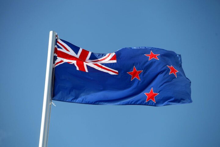 Flagge von Neuseeland vor festlichen Feierlichkeiten zum Jahreswechsel in Auckland.