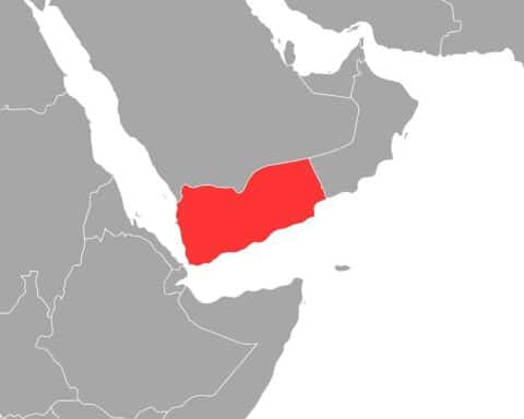 Jemenitische Flagge, militärische Aktivitäten und Spannungen zwischen Saudi-Arabien und VAE im Fokus.