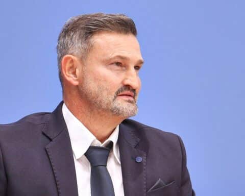 Renaldo Schwarzenberger präsentiert Gutachten zur Anerkennung der Jenischen als nationale Minderheit.