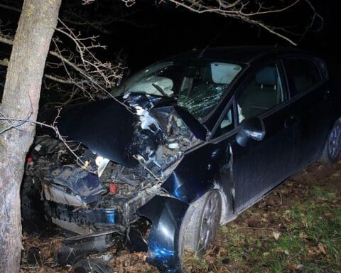 Drei verletzte Jugendliche nach Verkehrsunfall mit Ford gegen Baum, Polizei ermittelt.