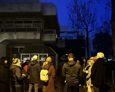 Junge Frauen zeigen kritische Orte in Wiesbaden, thematisieren Sicherheit und Gestaltung des öffentlichen Raums.