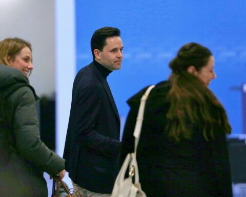 CDU-Politiker diskutieren intensiv das Rentenpaket im Bundestag, Zweifel und Widerstand sichtbar.