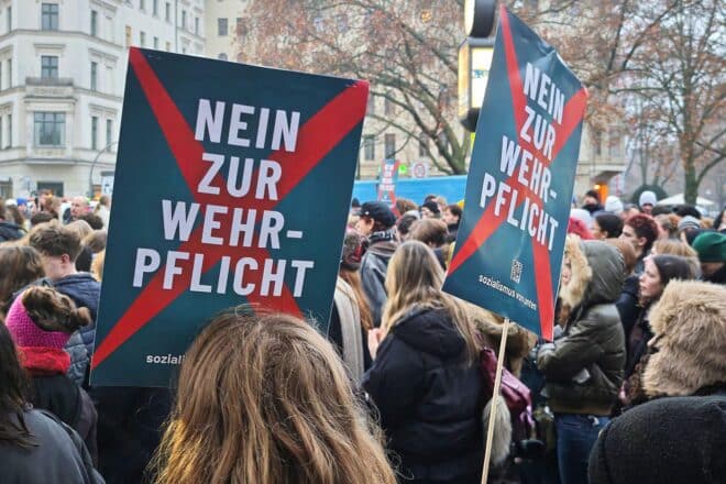 Junge Leute protestieren in vielen Städten gegen neuen Wehrdienst
