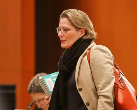 Stefanie Hubig kritisiert US-Einreiseverbote, unterstützt Organisation gegen digitale Hassrede und Meinungsfreiheit.