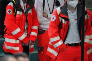 DRK-Helfer im Einsatz, symbolisiert den Schutz und die Risiken von Einsatzkräften.
