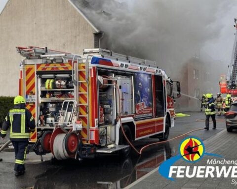 Feuerwehrlöscharbeiten in einem Ärztehaus nach Brand eines elektrischen Geräts im Kleiderschrank.