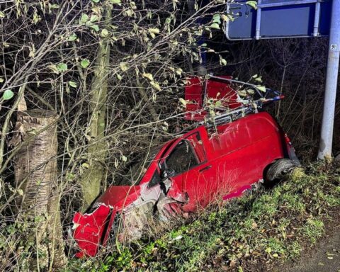 Kleintransporter am Abhang, Feuerwehr im Einsatz, Unfallstelle beleuchtet, Rettungskräfte sichern Bereich.