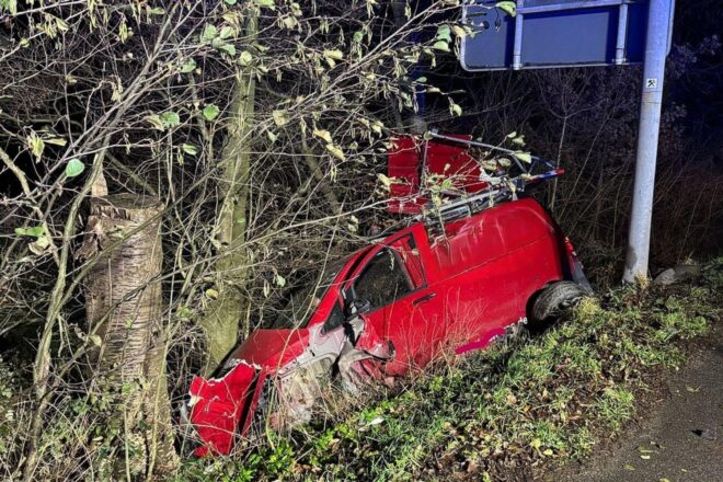 Kleintransporter rutscht in Sprockhövel Böschung hinab