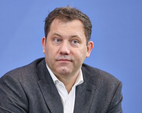 Lars Klingbeil bei Pressekonferenz, reflektiert über politische Herausforderungen und zukünftige Hoffnungen.