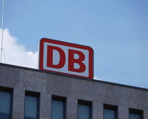 Bundesfinanzminister kritisiert Deutsche Bahn wegen E-Bus-Bestellung aus China, fordert Unterstützung europäischer Hersteller.