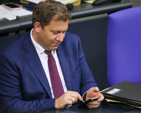 Lars Klingbeil legt an Weihnachten sein Handy weg, um Zeit mit Familie zu verbringen.