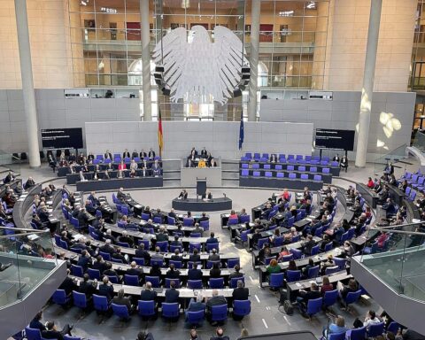 Abgeordnete im Bundestag, Emotionalität, Diskussion, Kleidung, Benimm, Clemens Graf von Hoyos, Kritik.