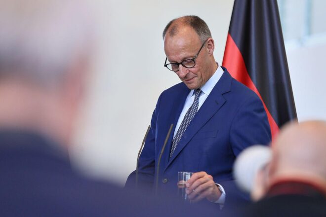 Knigge-Experte Hoyos lobt die Manieren von Kanzler Merz