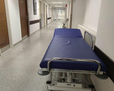 Krankenhausaufnahme mit medizinischem Personal, symbolisiert die Herausforderungen im Gesundheitssystem und Reformbedarf.