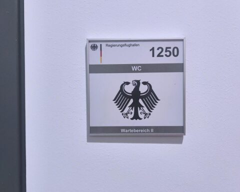 Wartebereich des Regierungsflughafens: Teurer Umbau und öffentliche Kritik an Kostensteigerungen.