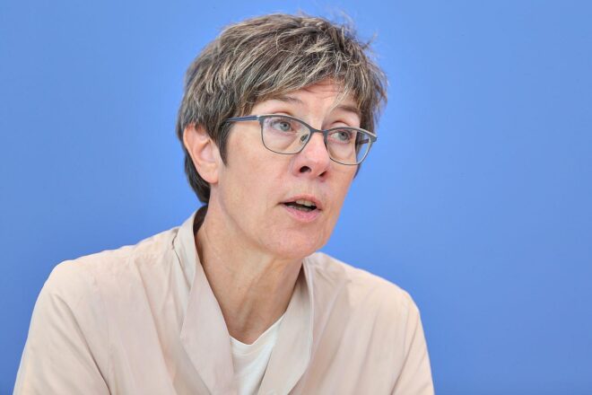 Kramp-Karrenbauer verteidigt Kampfkandidatur für KAS-Vorsitz