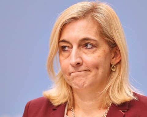 Nina Warken diskutiert Reformen im Gesundheitswesen und dringende Maßnahmen zur Kostensenkung.