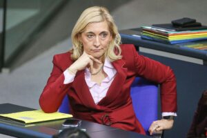 Nina Warken diskutiert die steigenden Kosten im Gesundheitswesen in Berlin.