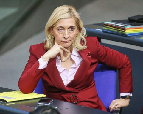 Nina Warken diskutiert die steigenden Kosten im Gesundheitswesen in Berlin.