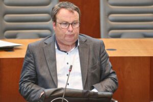 Oliver Krischer warnt vor maroden Brücken, da neue Rahmedetalbrücke eröffnet wird.