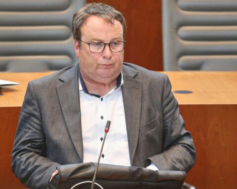 Oliver Krischer warnt vor maroden Brücken, da neue Rahmedetalbrücke eröffnet wird.