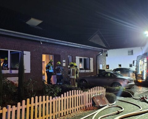 Feuerwehr im Einsatz nach Küchenbrand, zwei Bewohner in Sicherheit, Rauchentwicklung.