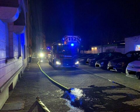 Wohnungsbrand in Gladbeck: Feuerwehr im Einsatz, verletzter Mann, starke Rauchentwicklung.